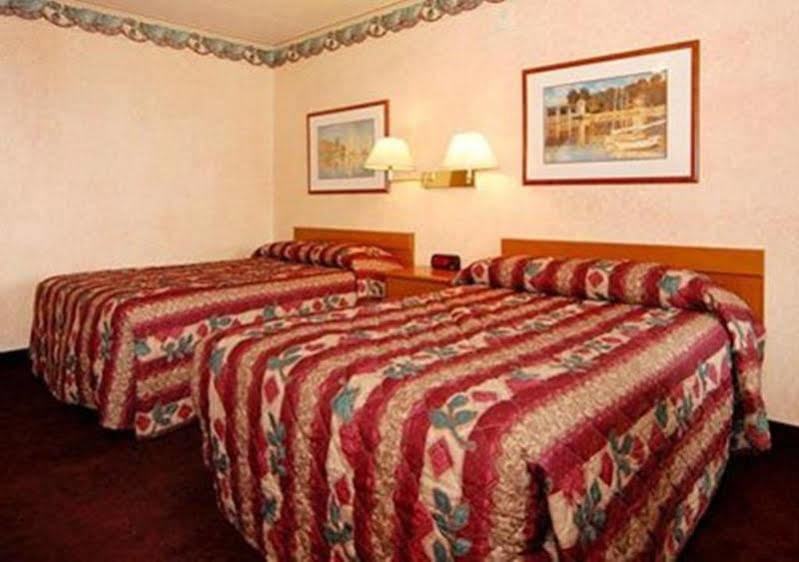 Econo Lodge Northeast Reading Exterior photo